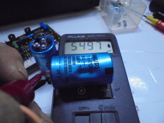 LHH2000 電源回路のコンデンサー4700μが5497μＦとかなり劣化 (1)