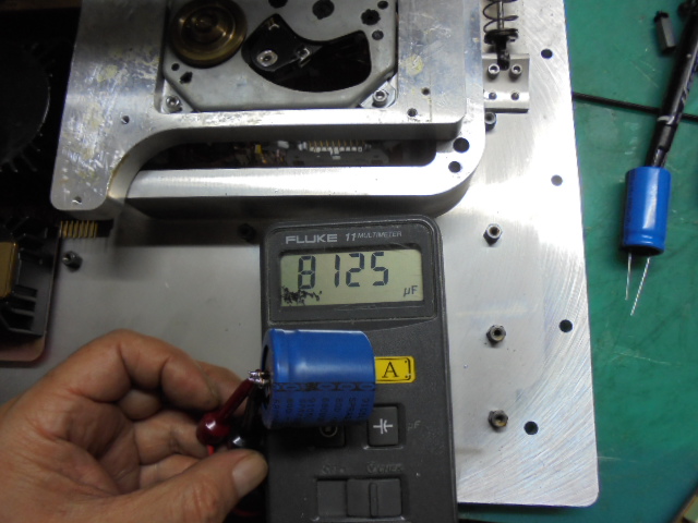 容量測定すると6800μFが8125μFとかなりの電子パーツの劣化があります。