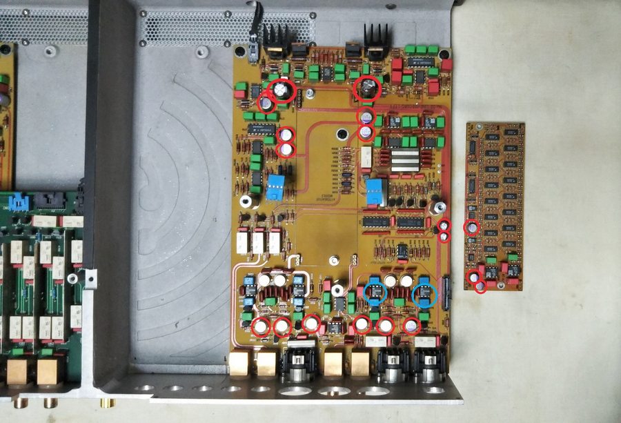 マークレビンソンNo.32Lオーディオ基板・アッテネッター基板の赤丸印の劣化部品（コンデンサー）・青印の劣化部品（ＩＣ）を交換する