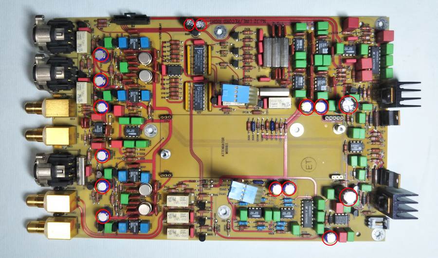 オーディオユニットの増幅・出力基板を取り外し、劣化部品（赤印）を交換する。